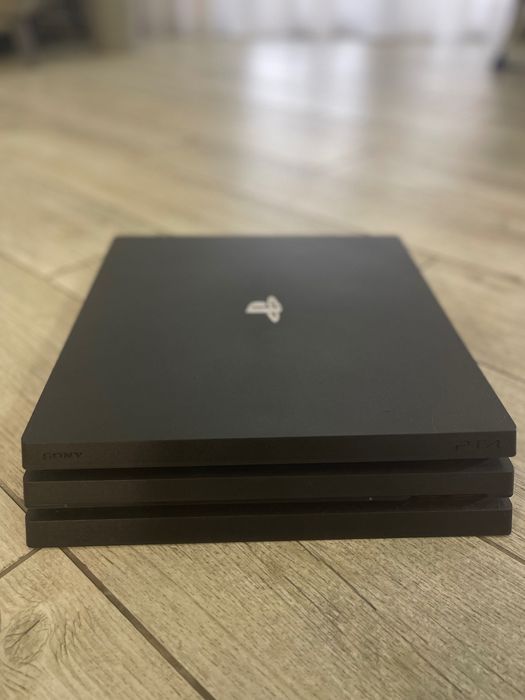 PS4 + 6 дисков + 2 джойстика (торг уместен)