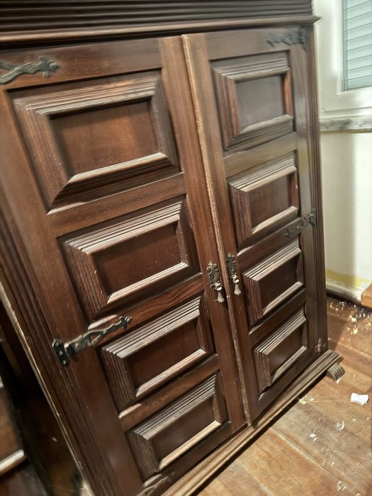 Armario de madeira antiga