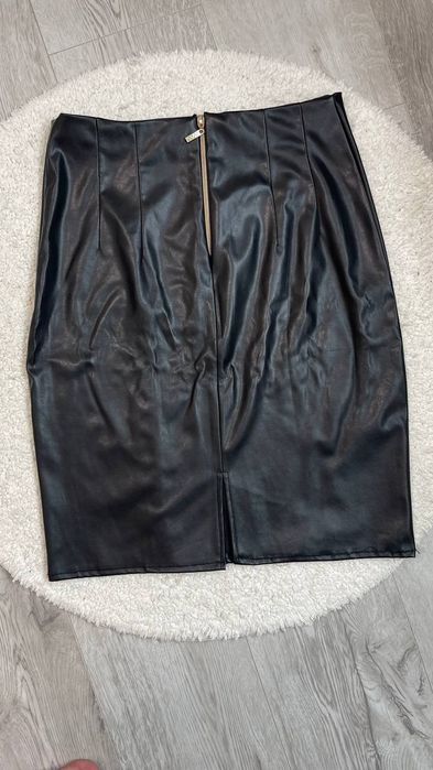 Шкіряна спідниця, до коліна