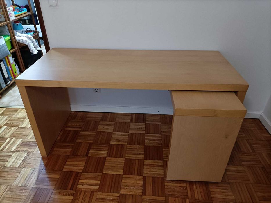 Secretária MALM do ikea em cor madeira. Em bom estado de preservação.