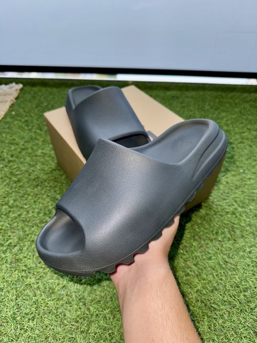 Yeezy Slide Onyx 42
