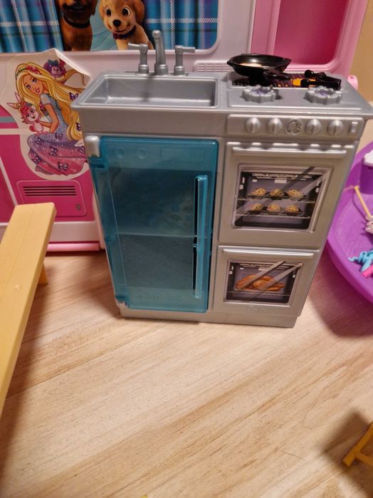 Barbie camper + lalki gratis