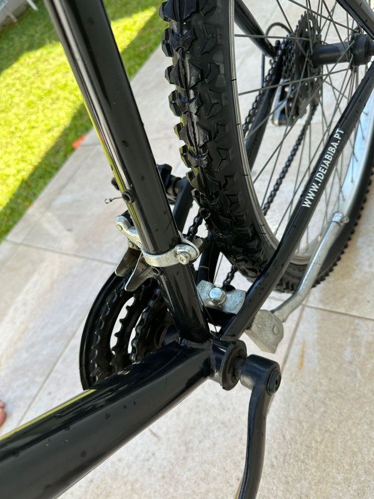 Bicicleta Preta Usada em Ótimo Estado