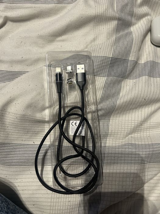 Kabel z magnetycznymi koncówkami