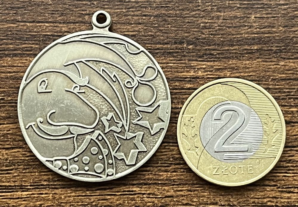 Medal widoczny na zdjeciach.
