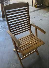 Cadeira de exterior em madeira