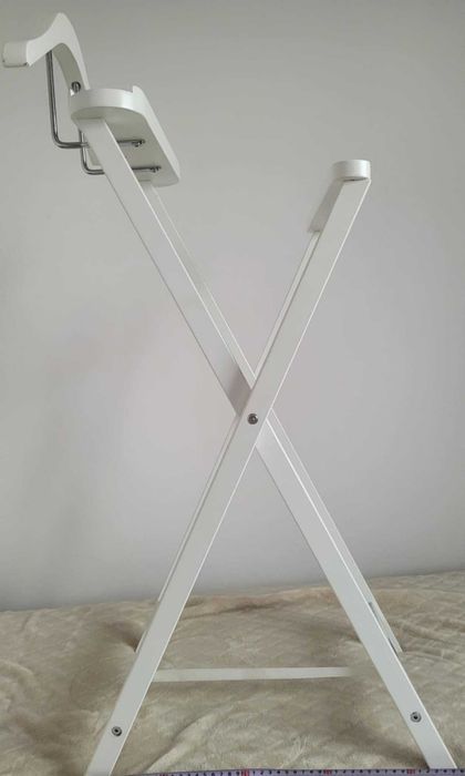 Wieszak stojący drewniany biały