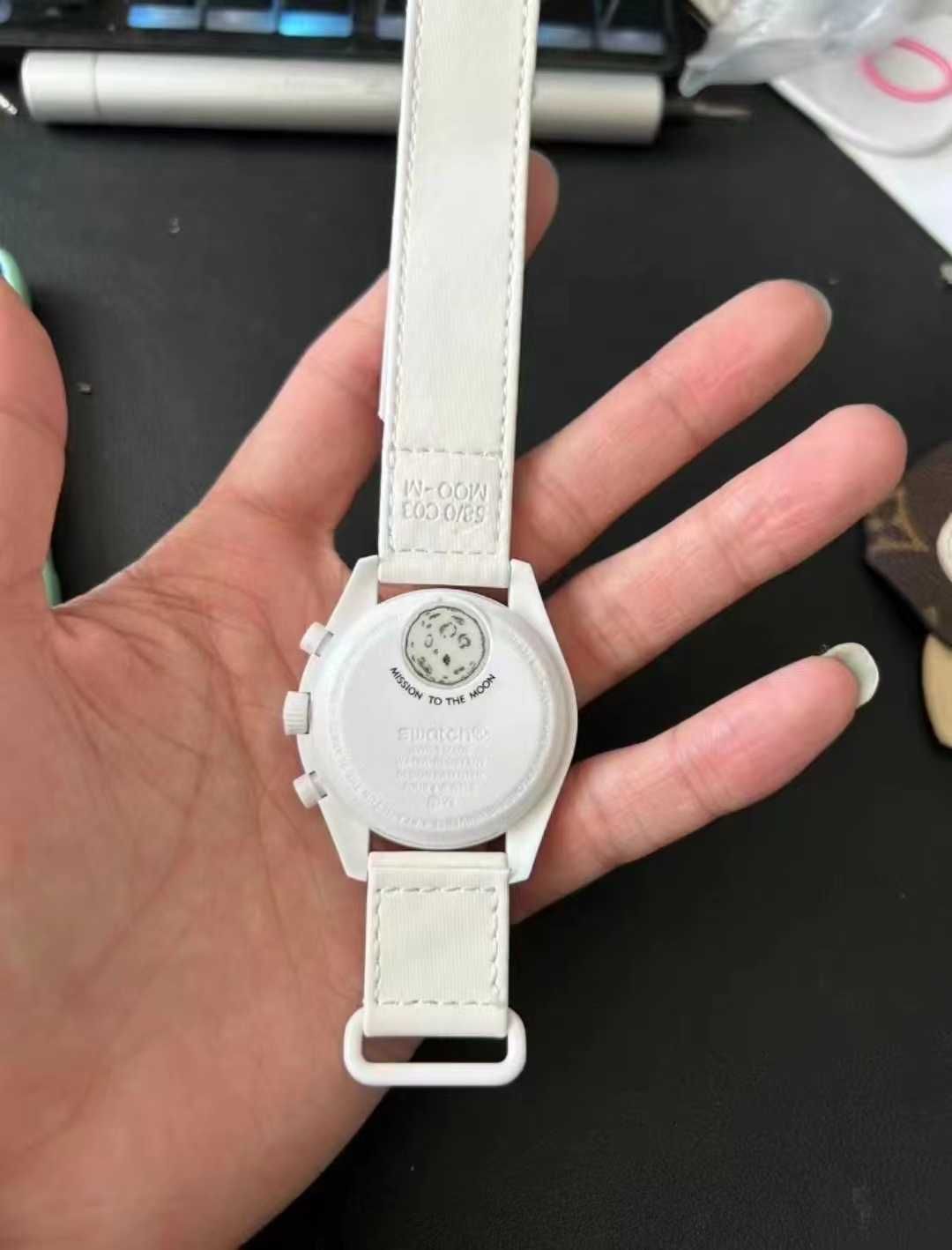 Swatch x Omega BioceramicMoonswatch MissionToMoonphase Snoopy
SO33W700