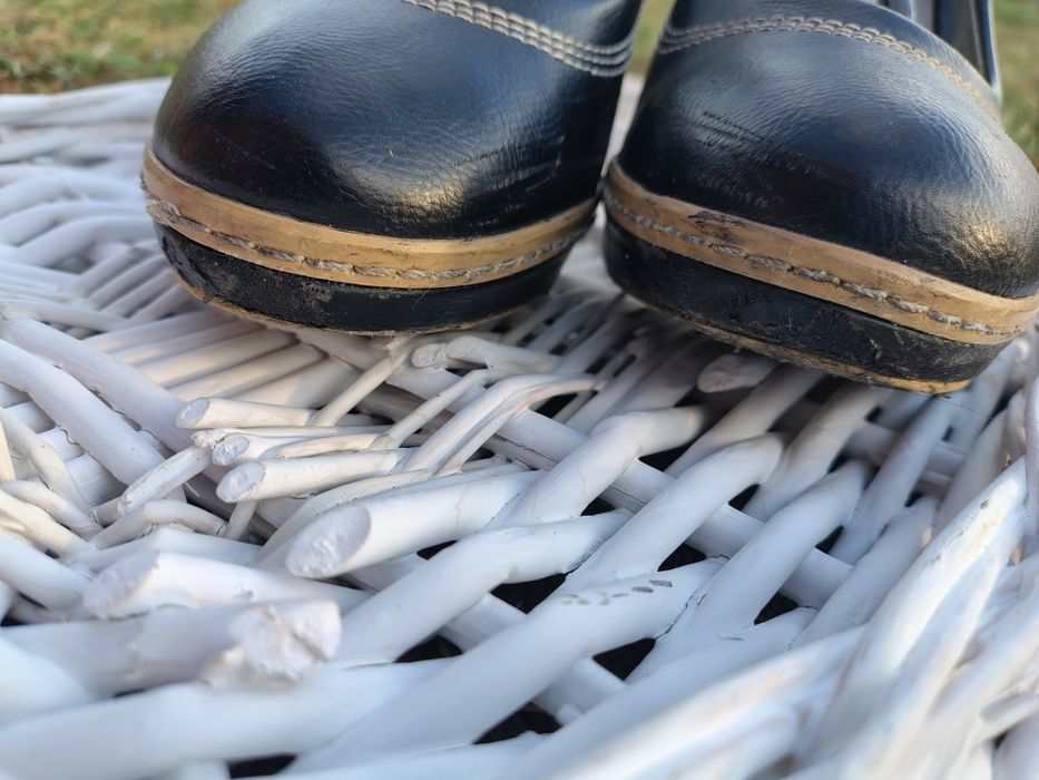 Buty na szpilce z przeszyciami