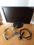 Monitor razem z kablami