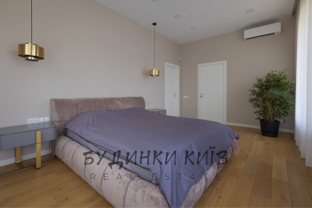 Продаж будинку з дизайнерським ремонтом в м. Київ  ( Чайка )