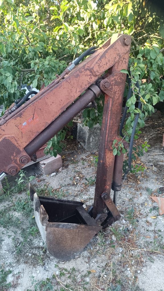 Retro trator escavadora Massey Fergunson Solis