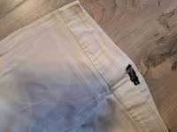 Białe eleganckie spodnie