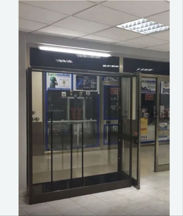 Montra de vidro e aluminio