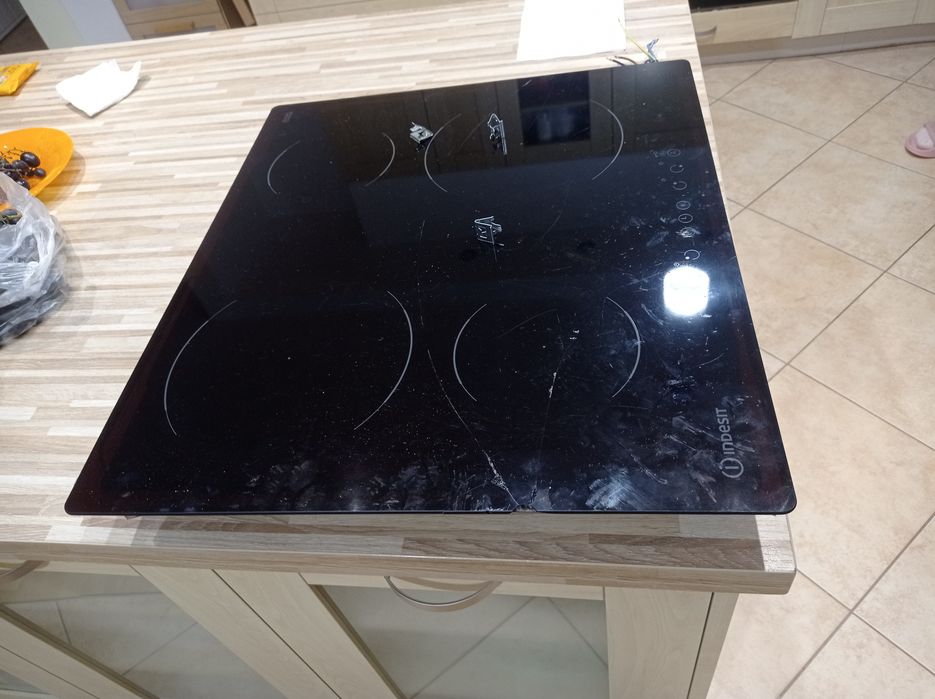 Płyta indukcyjna Indesit Pęknięta