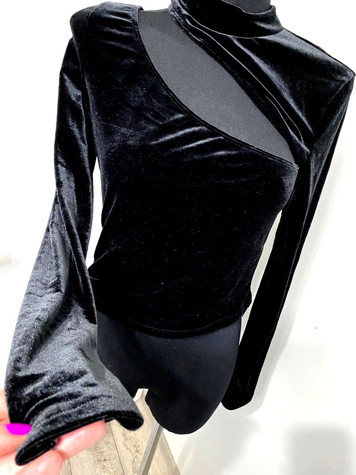 Czarna zamszowa bluzka damska z asymetrycznym dekoltem / M