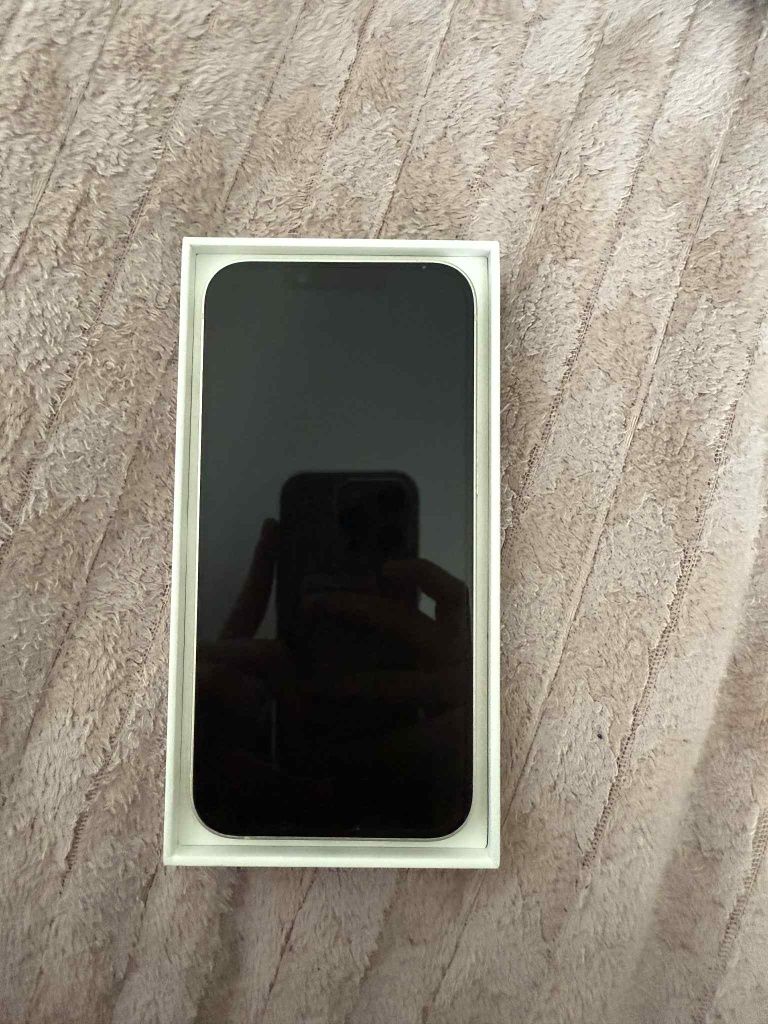 Smartfon Apple iPhone 13 4 GB / 128 GB 5G białyu
