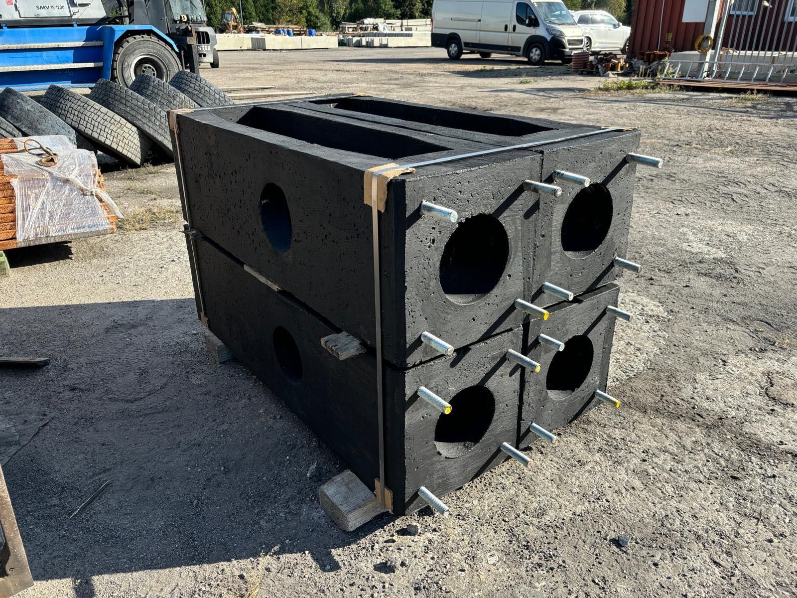 Prefabrykat fundament słupowy F150/43 z kotwami M24 gotowy do montażu
