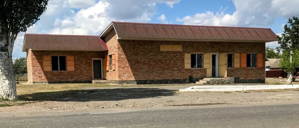 Продам  магазин з однокімнатною квартирою, в одній будівлі