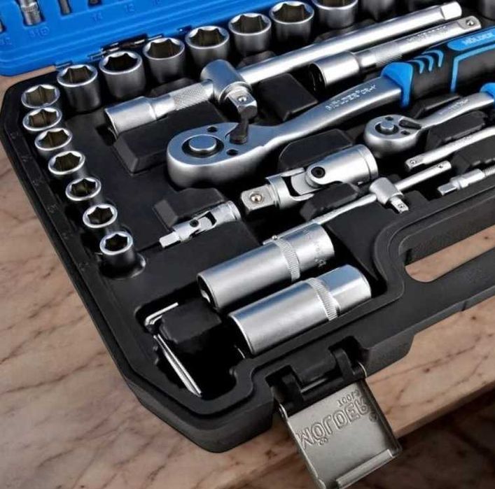 Набір інструментів дев'яносо чотири штуки в кейсі