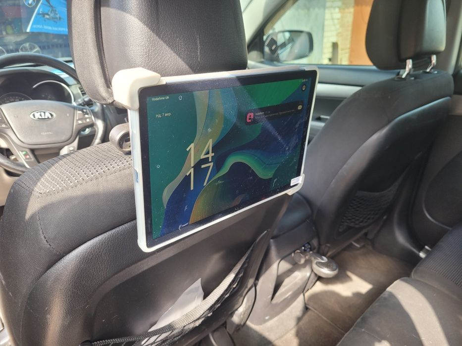 Тримач планшета в автомобілі
