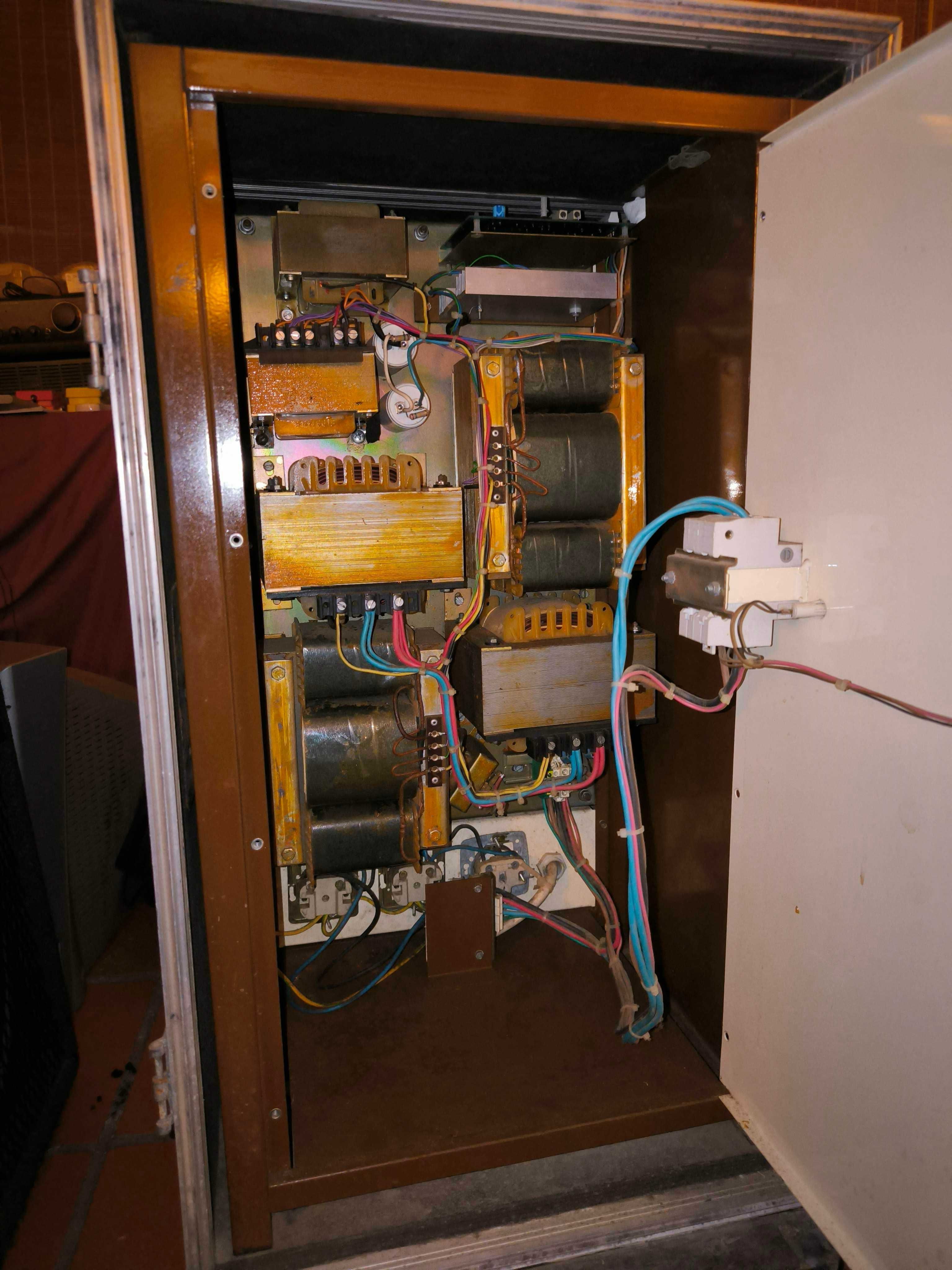 Estabilizador de tensão AVR Old School 4KVA p/equipamento audio