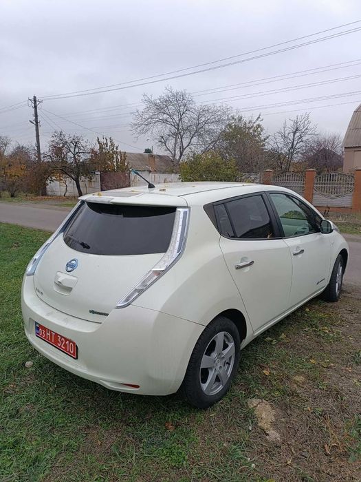 Продам свіжопригнаний Nissan Leaf  2012.батарея 9 палок!!!