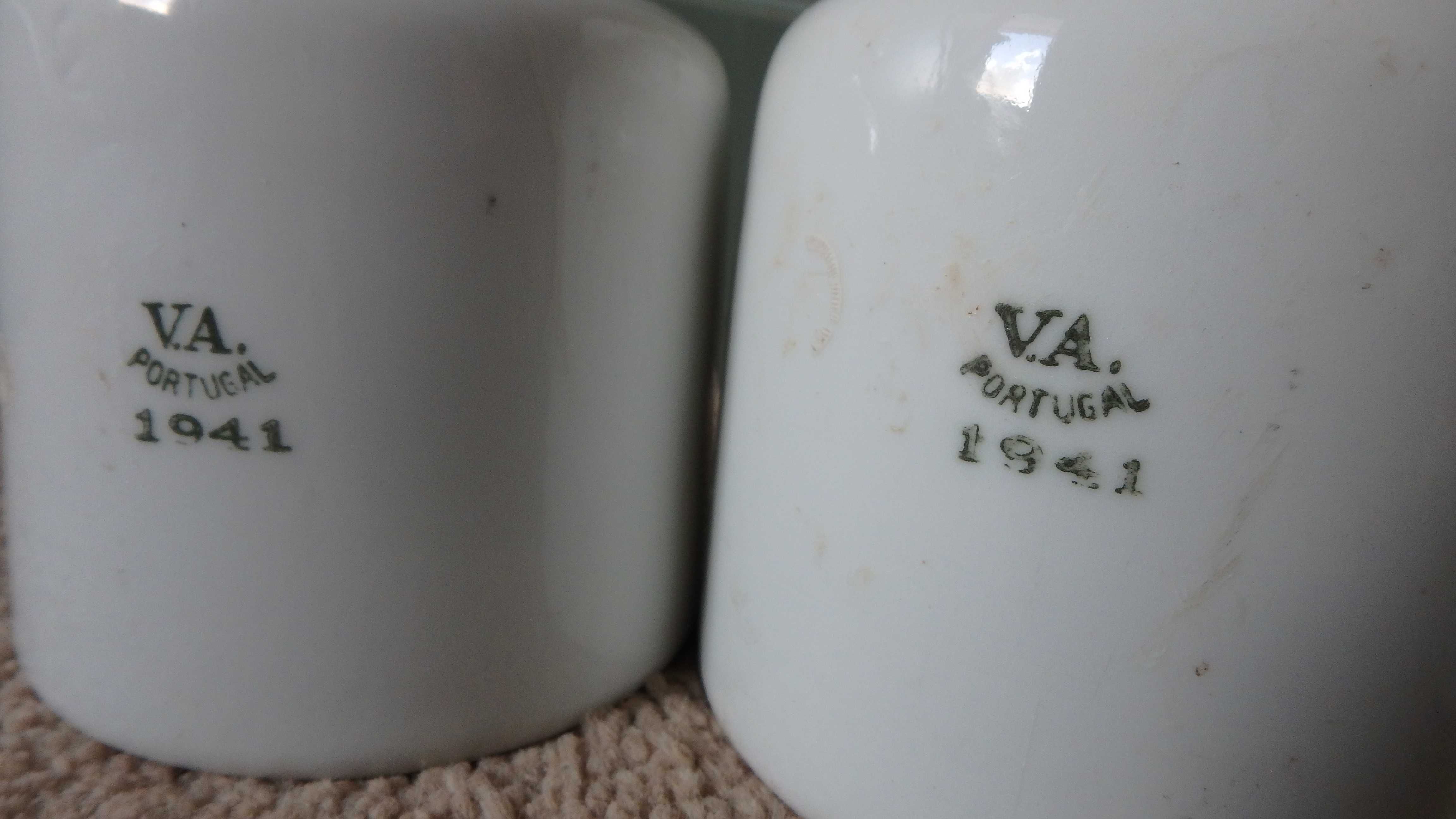 Isoladores elétricos de porcelana Vista Alegre com data de 1941