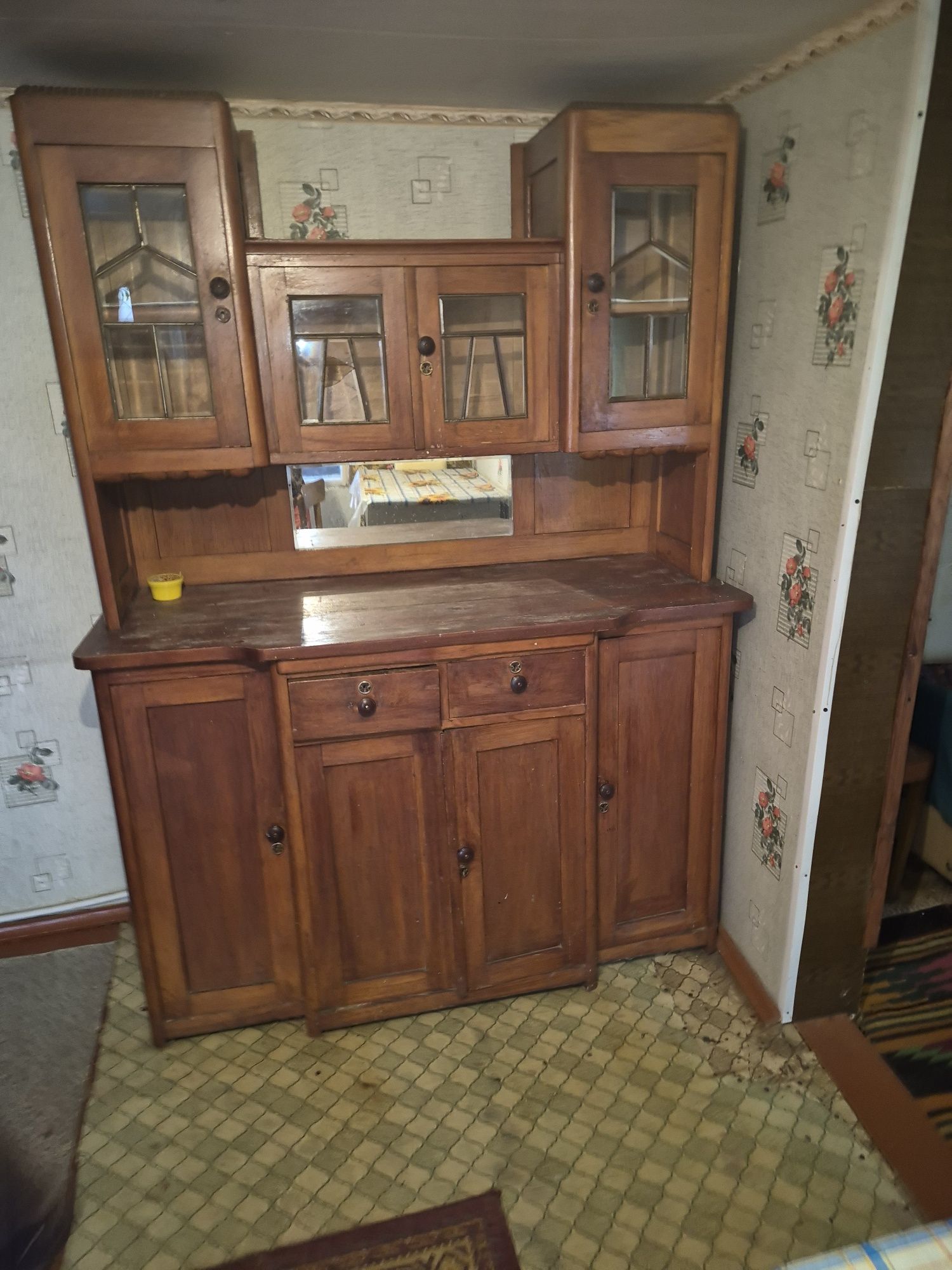 Шкаф лакований трьохдверний,раритетні шкафи