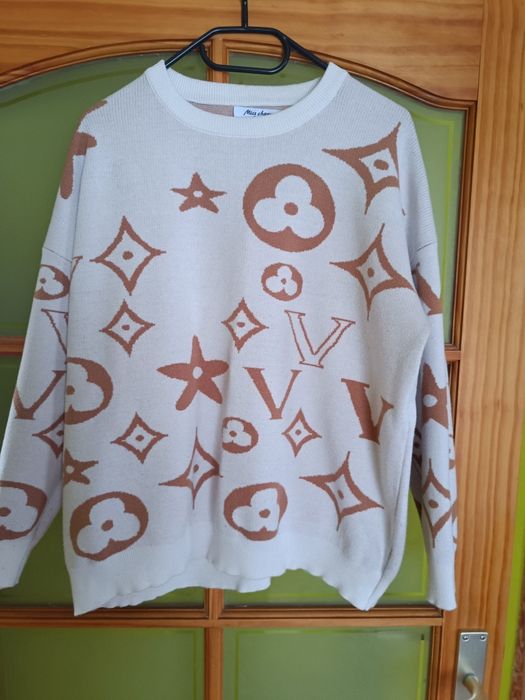 Biały sweter we wzory