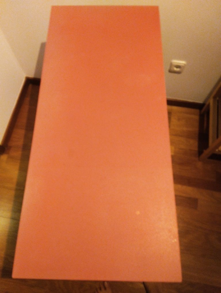 Baixa de peeço.Secretária rosa ideal para pintar ou revestir de papel