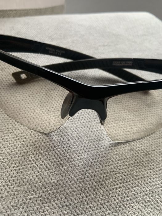 Óculos e bolsa de ciclismo