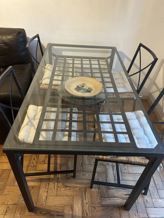 Mesa de jantar com tampo de vidro e 4 cadeiras