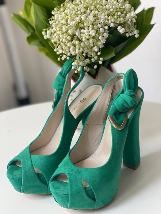 Продам нові босоніжки