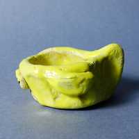ceramiczna solniczka figurka żółty potworek