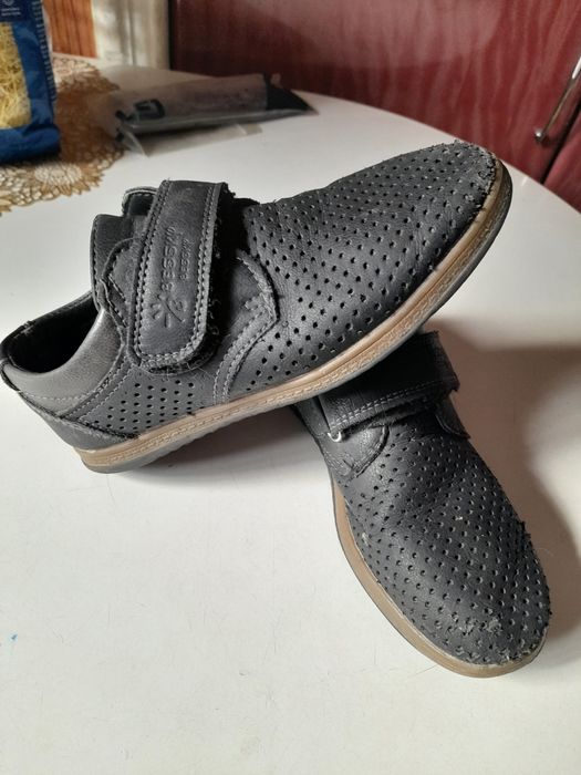 Продам школьные туфли