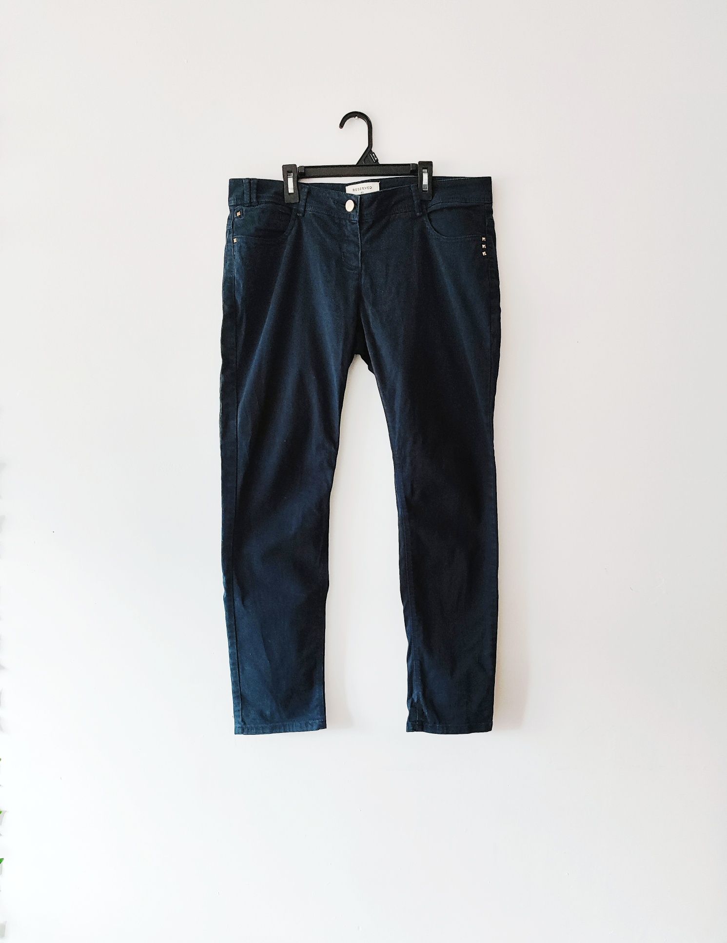 granatowe jeansy damskie skinny Reserved