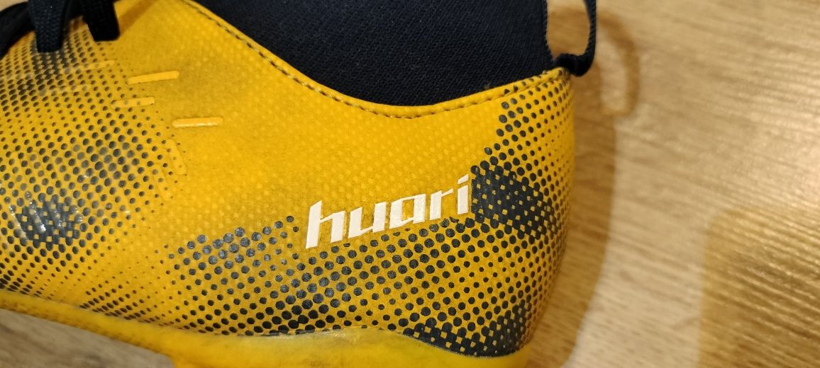 Buty sportowe, korki Huari