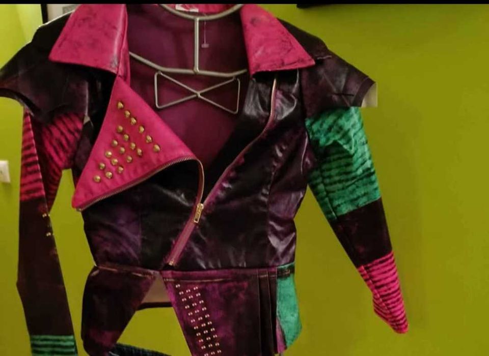 Blusão da Disney  8/10.anos 15 EUROS.Saia da desigual 10/13 anos