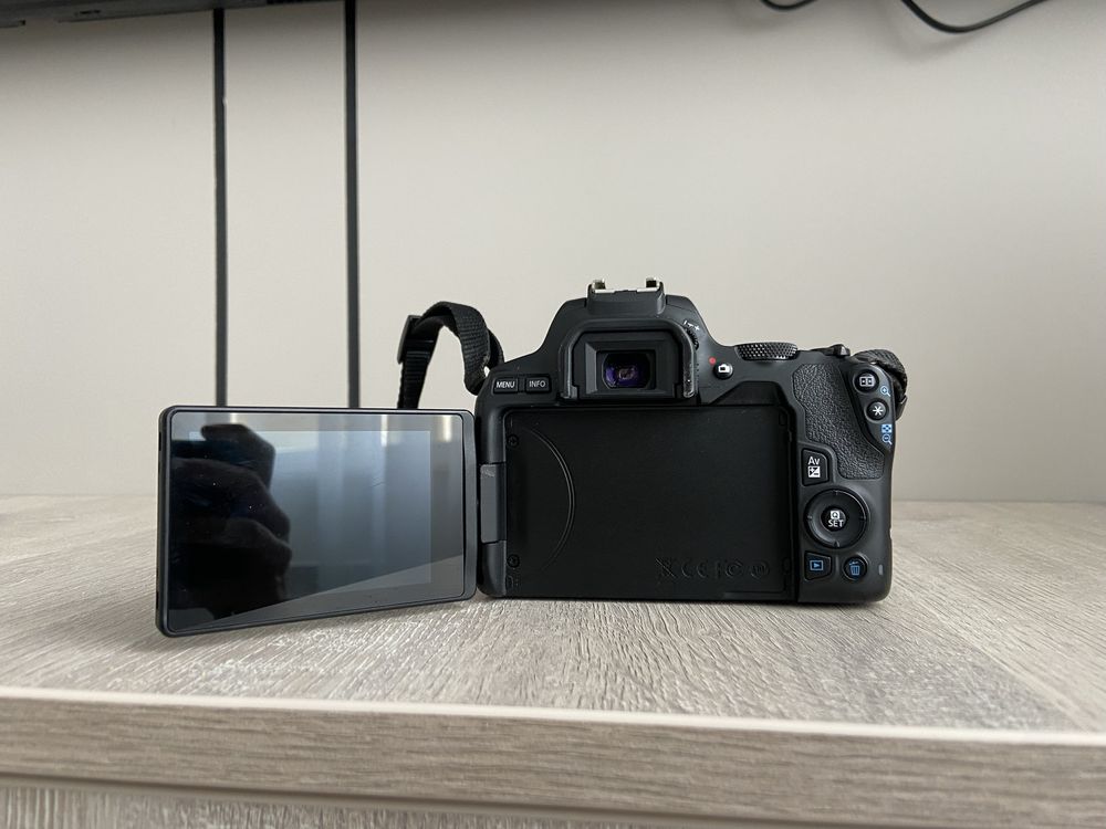 Фотоапарат Canon EOS 250D EF-S 18-55 IS STM в ідеальному стані !