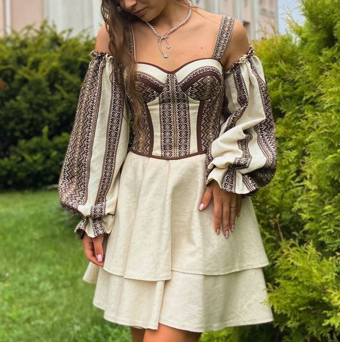 Красивий вишитий корсет