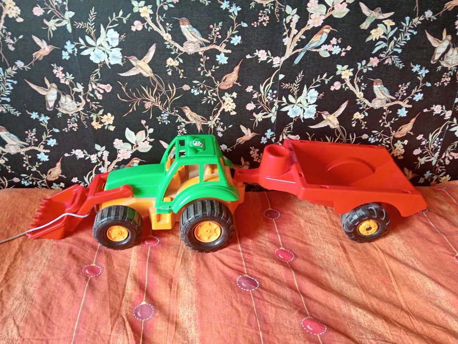 Трактор з причепом