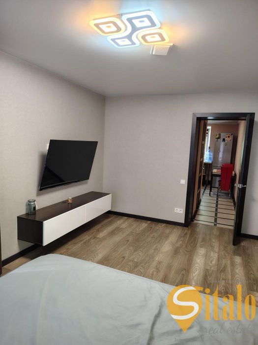 Продам двокімнатну з ремонтом та меблями, космос (020)