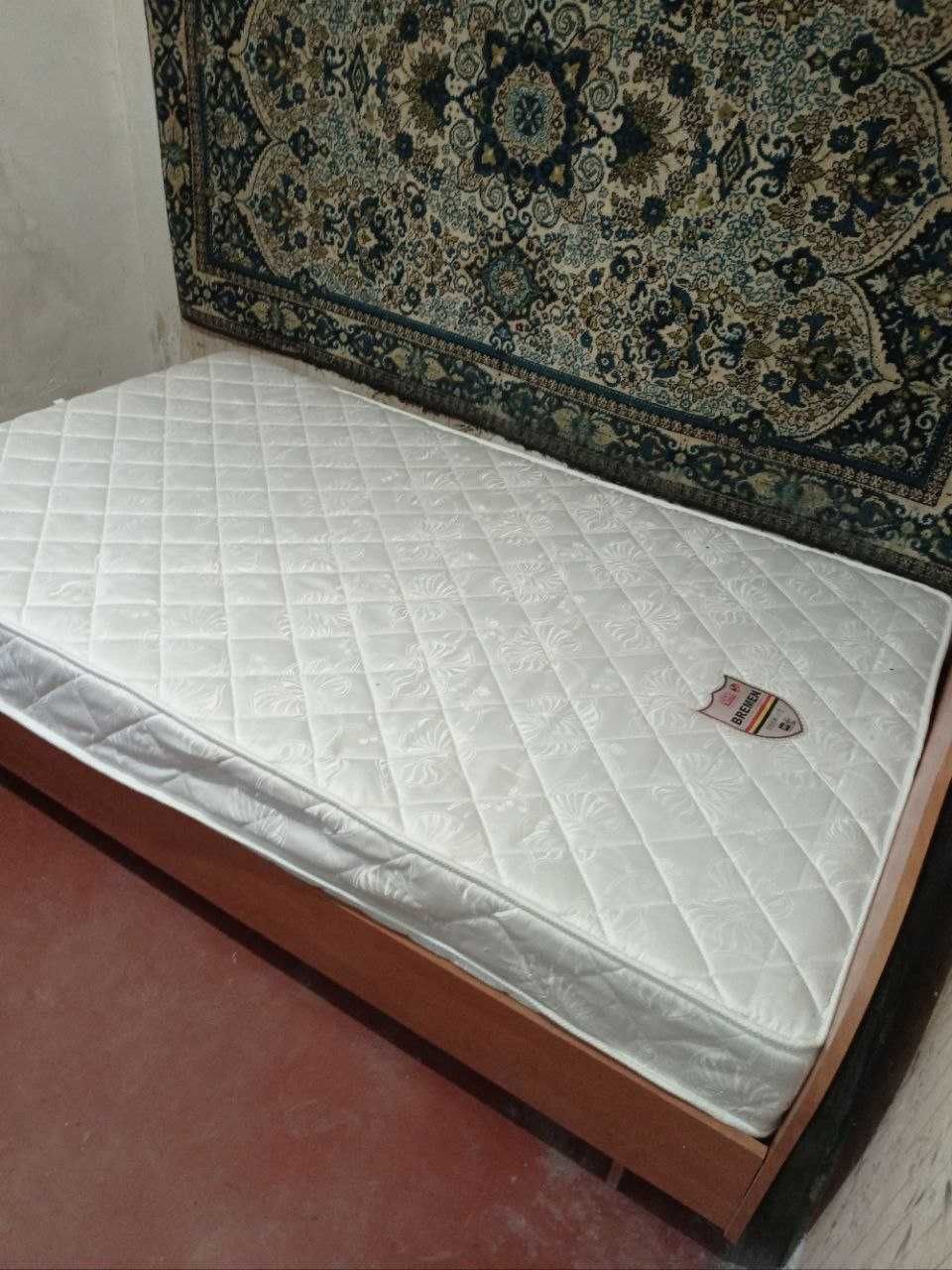 Кровать с матрасом.
