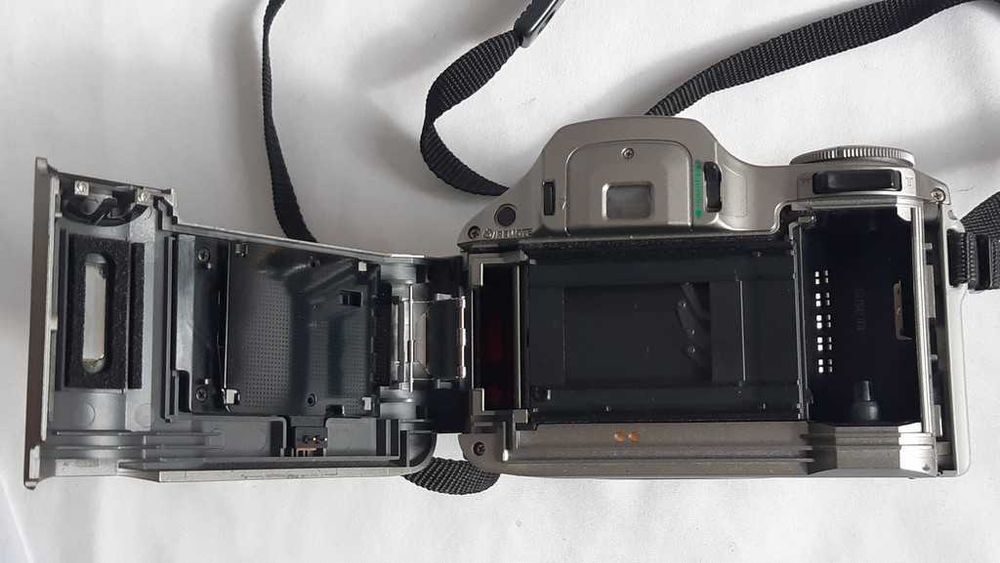 Пленочный зеркальный фотоаппарат Olympus IS-30 DLX.