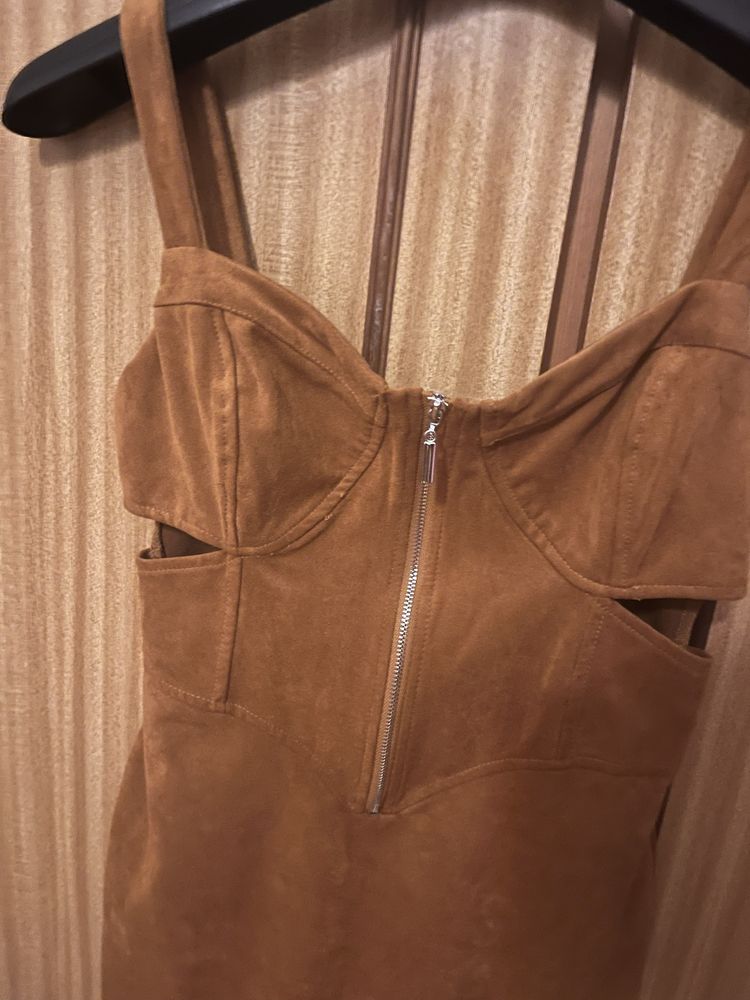 Vestido de veludo castanho Bershka,com recortes por baixo do peito,S