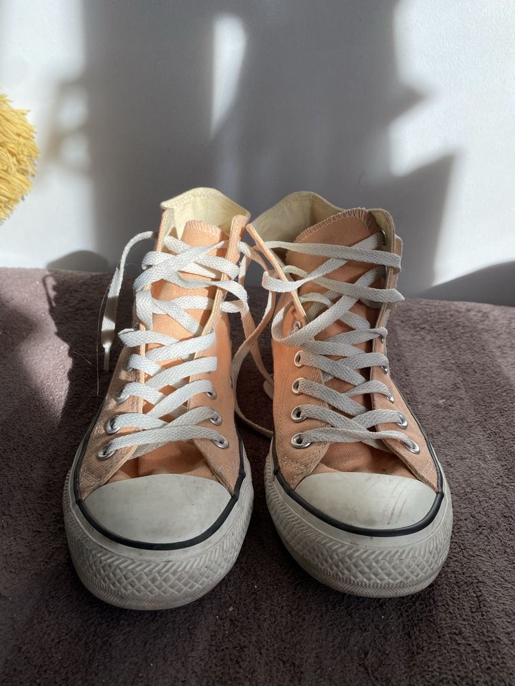 buty conversy w kolorze morelowym