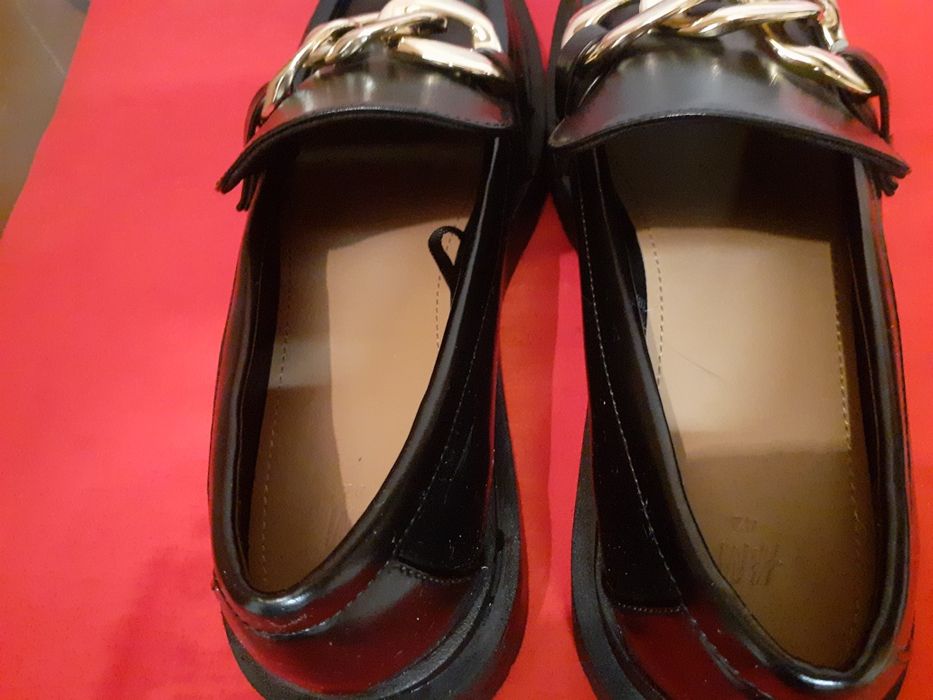 Buty  męskie z H M wsuwane z łańcucheml