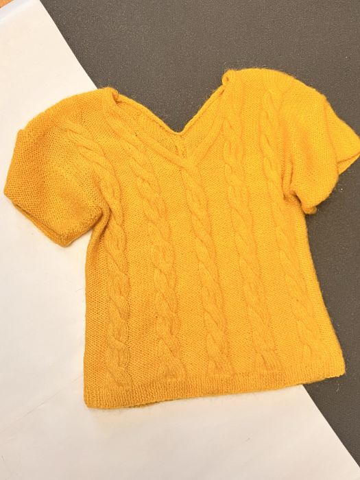 Светр жіночий жовтий з коротким рукавом