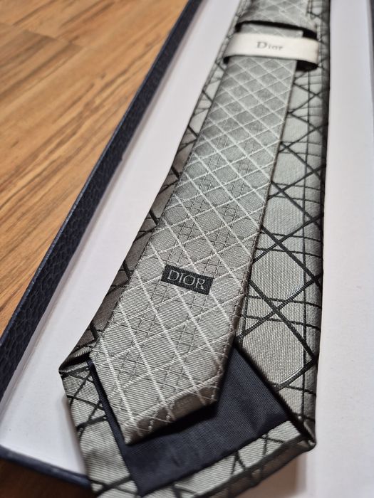 Szary / srebrny krawat Dior jedwabny